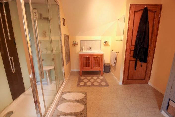 Image No.17-4 Bed Property for sale