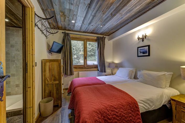 Image No.17-7 Bed Property for sale