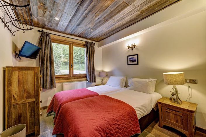 Image No.27-7 Bed Property for sale