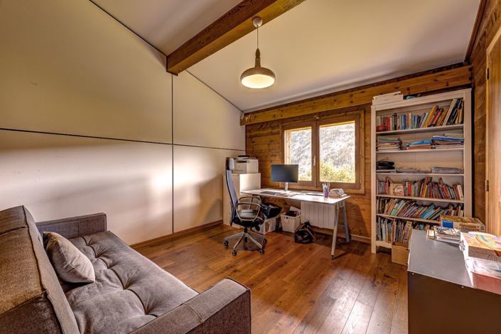 Image No.10-6 Bed Property for sale