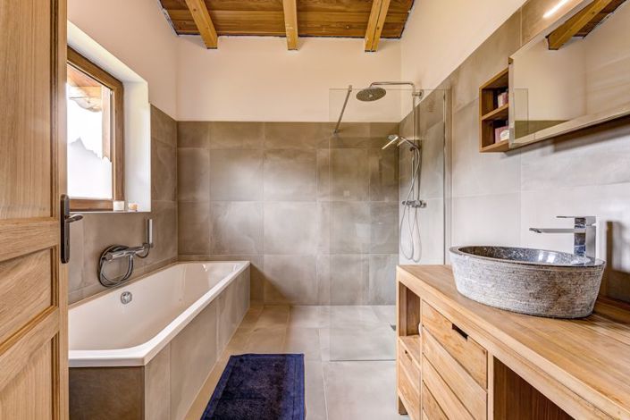 Image No.16-6 Bed Property for sale