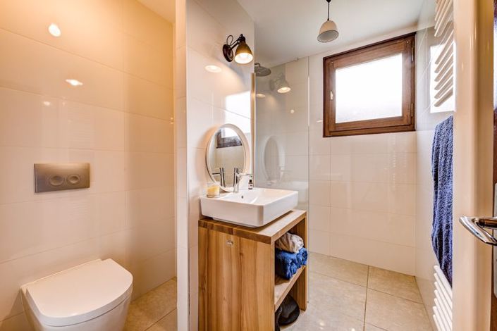 Image No.18-6 Bed Property for sale