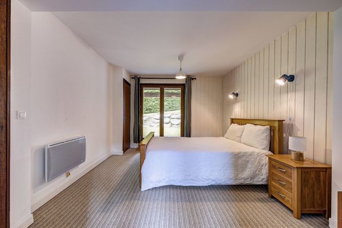 Image No.19-6 Bed Property for sale