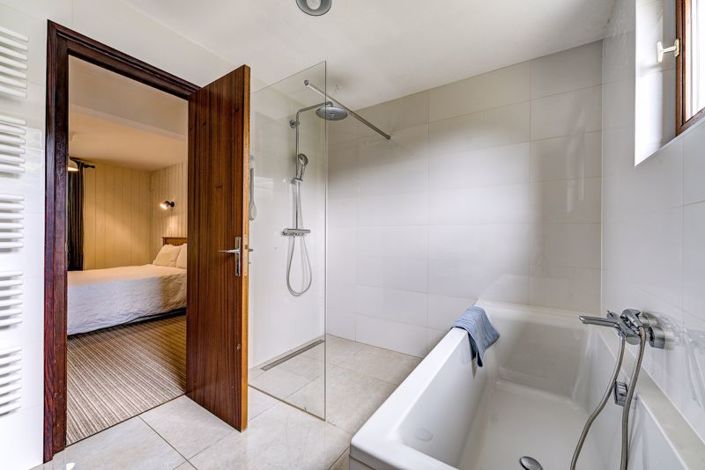 Image No.20-6 Bed Property for sale