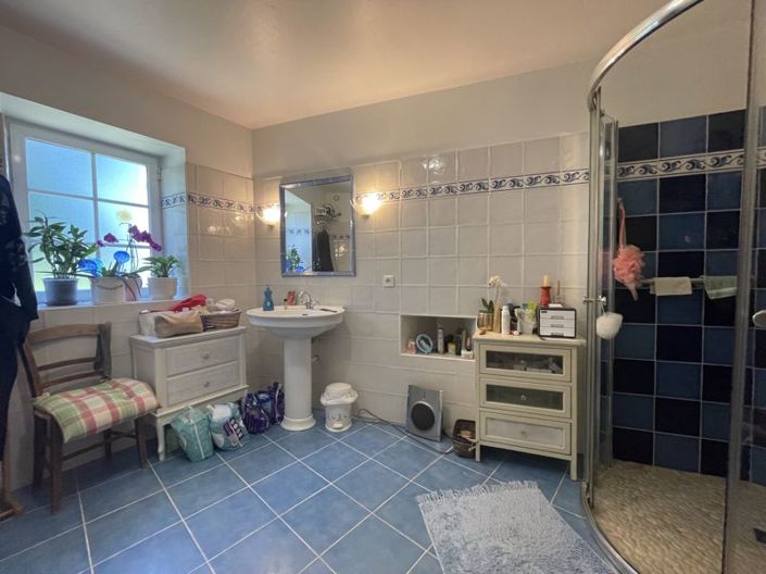 Image No.12-5 Bed Property for sale