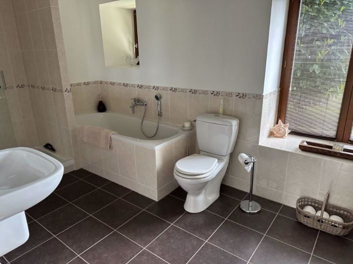 Image No.17-3 Bed Property for sale