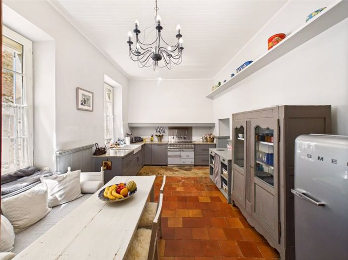 Image No.3-8 Bed Property for sale