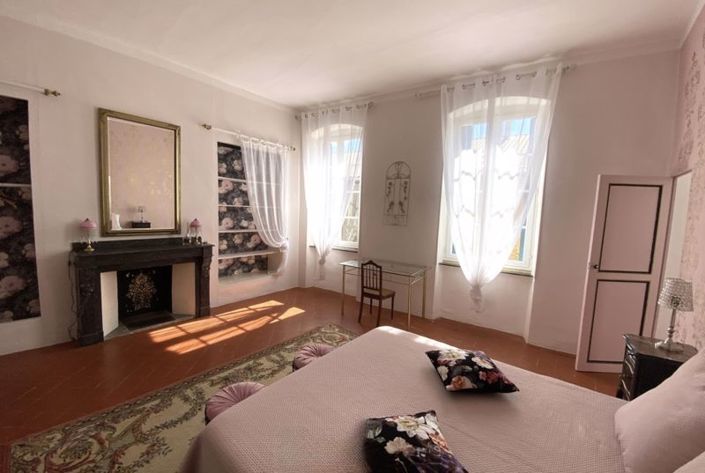 Image No.17-9 Bed Property for sale