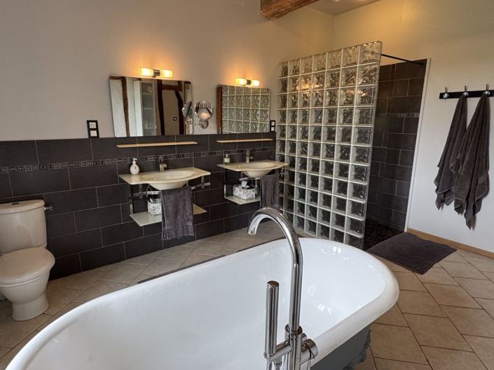 Image No.20-4 Bed Property for sale