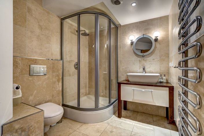 Image No.27-5 Bed Property for sale