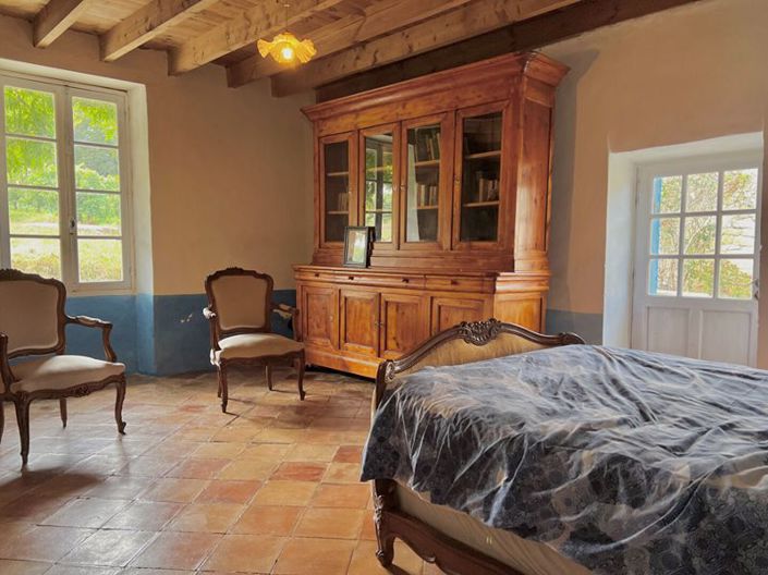 Image No.10-2 Bed Property for sale