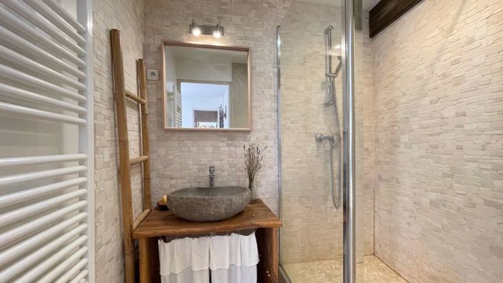 Image No.10-1 Bed Property for sale