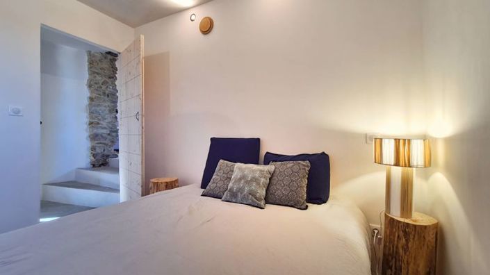 Image No.22-5 Bed Property for sale