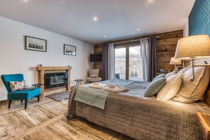 Image No.12-8 Bed Property for sale