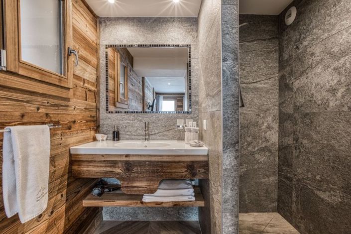 Image No.17-8 Bed Property for sale