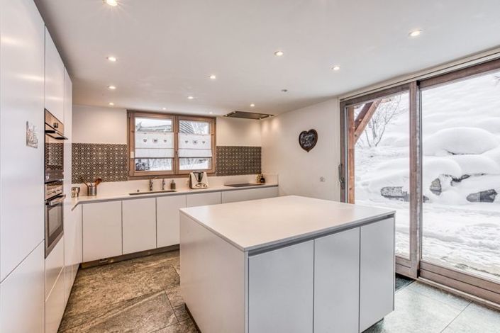 Image No.28-8 Bed Property for sale