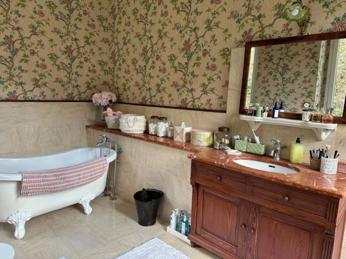 Image No.16-6 Bed Property for sale