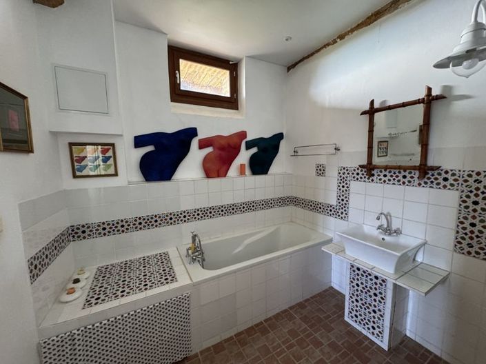 Image No.18-6 Bed Property for sale