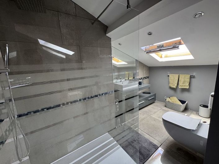 Image No.24-6 Bed Property for sale