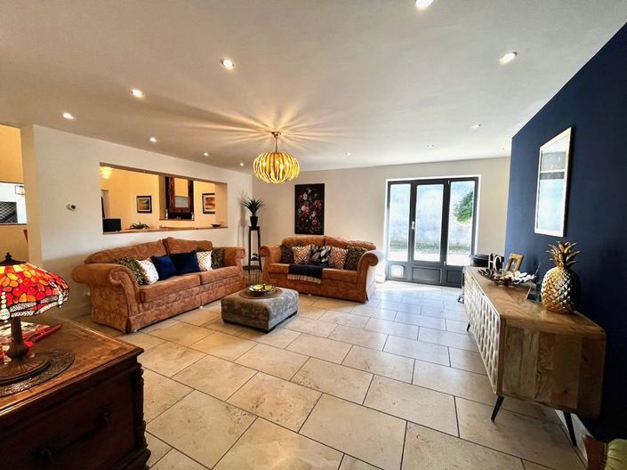 Image No.23-5 Bed Property for sale