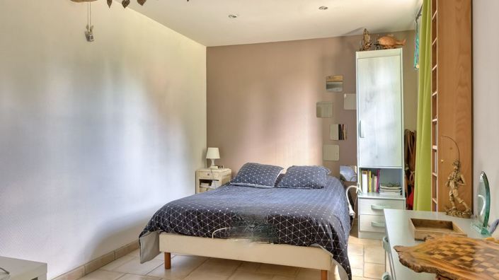 Image No.12-5 Bed Property for sale