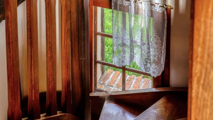 Image No.8-5 Bed Property for sale