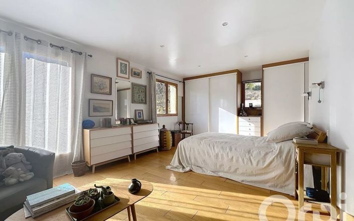 Image No.17-3 Bed Property for sale