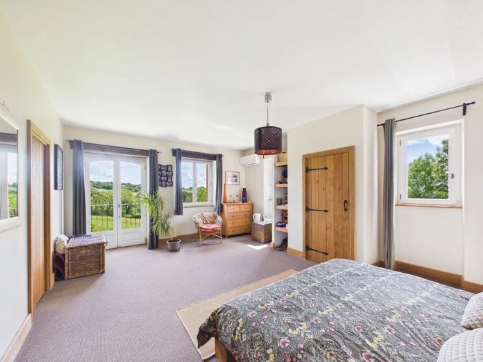 Image No.11-6 Bed Property for sale