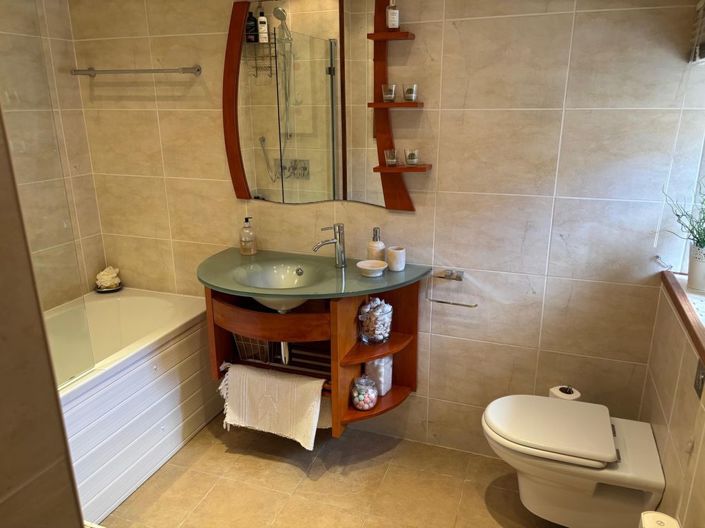 Image No.18-3 Bed Property for sale