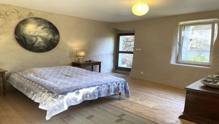 Image No.21-6 Bed Property for sale