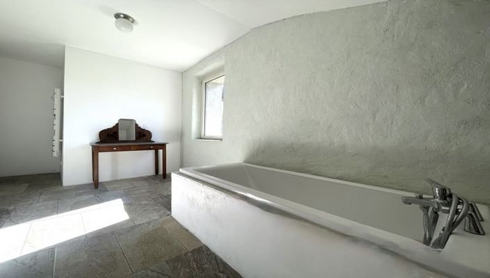 Image No.24-6 Bed Property for sale