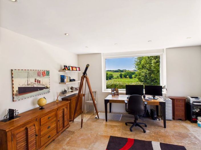 Image No.6-5 Bed Property for sale