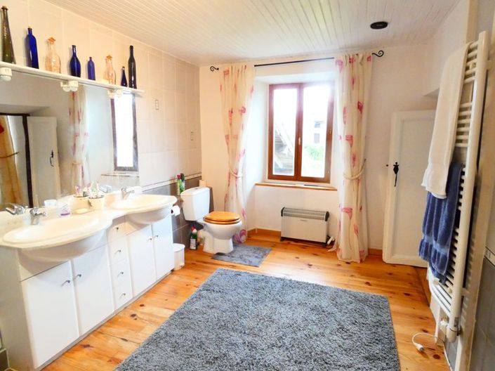 Image No.14-3 Bed Property for sale