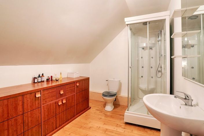 Image No.19-3 Bed Property for sale
