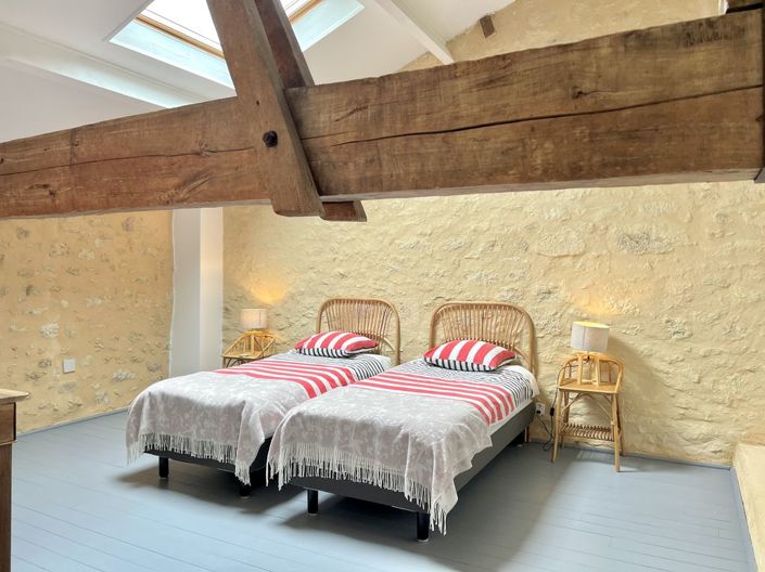 Image No.17-6 Bed Property for sale