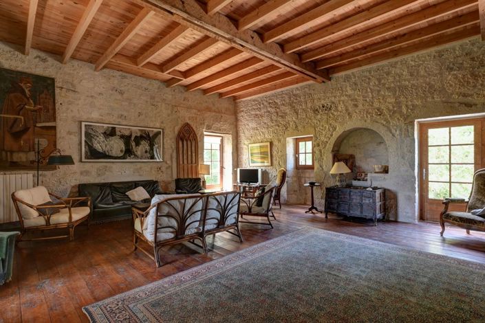 Image No.12-8 Bed Property for sale