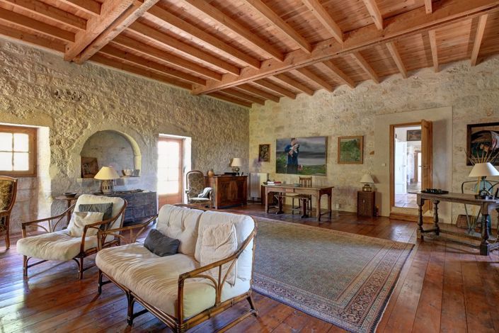 Image No.2-8 Bed Property for sale