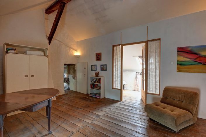 Image No.20-8 Bed Property for sale