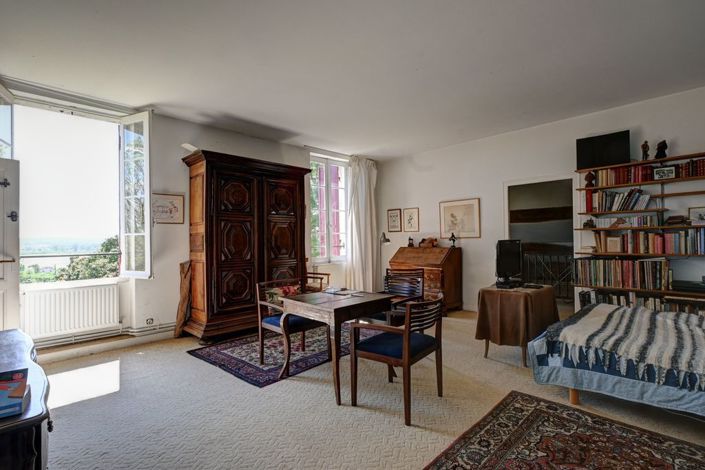 Image No.17-5 Bed Property for sale