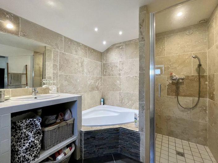 Image No.11-3 Bed Property for sale