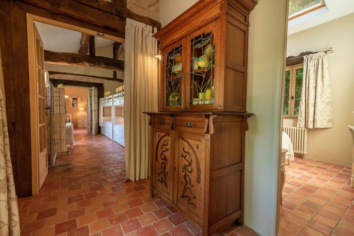 Image No.28-5 Bed Property for sale