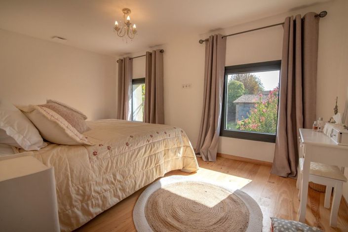 Image No.13-9 Bed Property for sale