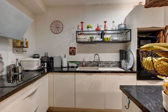 Image No.12-6 Bed Property for sale