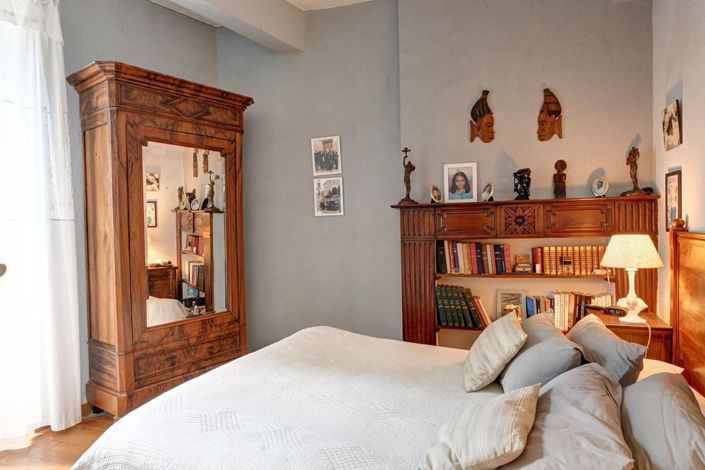 Image No.18-6 Bed Property for sale