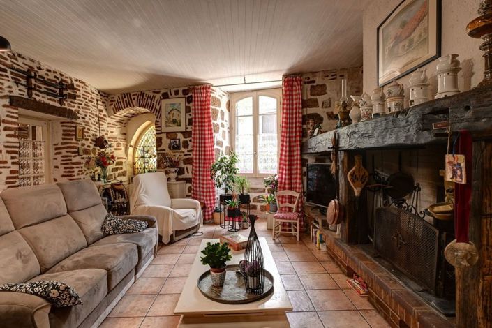Image No.9-6 Bed Property for sale