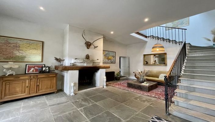 Image No.10-6 Bed Property for sale