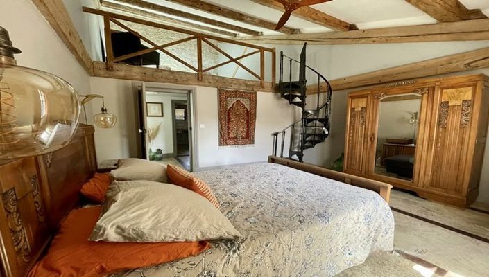 Image No.17-6 Bed Property for sale