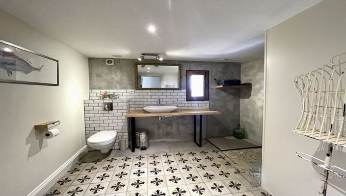 Image No.22-6 Bed Property for sale