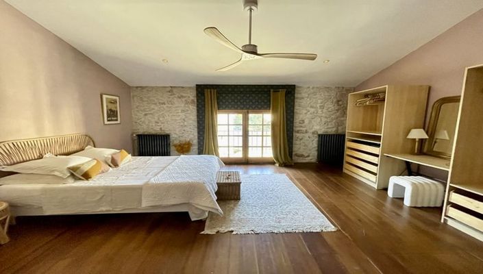 Image No.25-6 Bed Property for sale