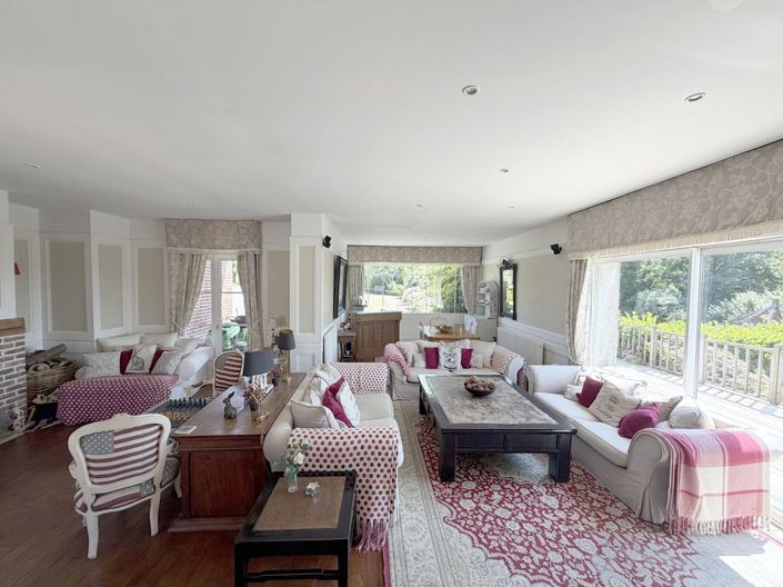 Image No.11-7 Bed Property for sale